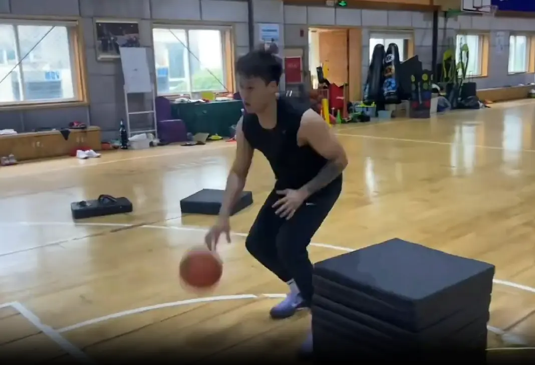 AA, 这顿时引起, 控球和组织